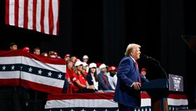 美國共和黨總統候選人川普重申，對外國商品開徵巨額關稅是帖經濟良藥。（圖／翻攝自川普臉書）