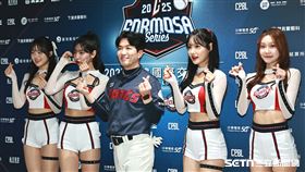 ▲WBC資格賽熱身賽，韓職樂天巨人啦啦隊吳孝靜（左起）、睦那京、團長趙智薰、崔洪邏和朴淡備。（圖／記者劉彥池攝影）