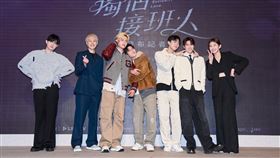 《獨佔接班人》（左起）「獨佔CP」毛祁生、張家陞，「圖章CP」朴靖恆、徐瑋澤重現上場前的加油打氣。（圖／LINE TV提供）