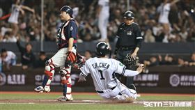 ▲WBC資格賽熱身賽，台灣隊一壘手吳念庭二壘安打送回陳子豪追平比數。（圖／記者劉彥池攝影）