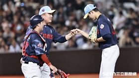 ▲WBC資格賽熱身賽，樂天巨人換下第2任投手朴埈佑。（圖／記者劉彥池攝影）