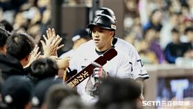 ▲WBC資格賽熱身賽，台灣隊捕手高宇杰敲出超前比數二壘安打，送回吳念庭、陳文杰。（圖／記者劉彥池攝影）