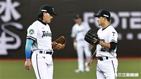 ▲WBC資格賽熱身賽，台灣隊二壘手林子偉（右）。（圖／記者劉彥池攝影）