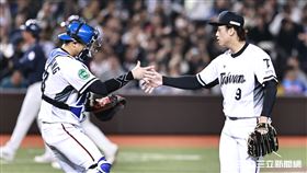 ▲WBC資格賽熱身賽，台灣隊終結者陳柏豪投出再見三振和捕手蔣少宏擊掌。（圖／記者劉彥池攝影）