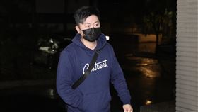 陳怡君涉詐助理費案　胞弟移送複訊民進黨台北市議員陳怡君涉嫌以4名親友充作人頭助理，詐領助理費約新台幣300萬多元。檢調12日約談陳怡君等7人，晚間陳姓胞弟（圖）等被告陸續移送複訊。中央社記者張新偉攝  114年2月12日