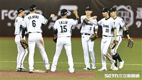 ▲WBC資格賽熱身賽，台灣隊4：3擊敗樂天巨人，球員擊掌慶祝勝利。（圖／記者劉彥池攝影）