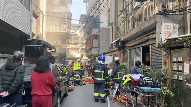 板橋公寓突竄火煙　幸有住警器提醒無傷亡