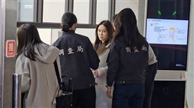 ▲陳怡君被移送士林地檢署複訊。（圖／翻攝畫面）