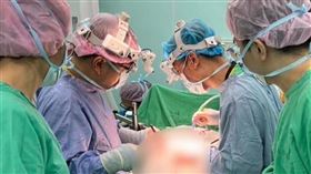 40歲男腹脹嘔吐！醫檢查驚見胃「黑色異物」　拉出一看：矽膠手套