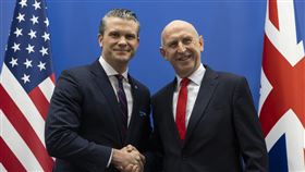 英國防相與美國防長12日布魯塞爾會晤英國國防大臣希利（右）12日在布魯塞爾北約總部首度主持烏克蘭防務國際聯絡小組（UDCG）會議前，與美國國防部長赫格塞斯（左）舉行雙邊會談。（英國國防部提供）中央社記者陳韻聿倫敦傳真 114年2月13日