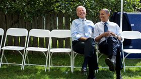 ▲拜登（左）宣布退選，歐巴馬（右）讚揚他「是一位最高尚的愛國者」。（翻攝自Barack Obama臉書）

