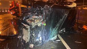 轎車失控翻覆，整台車車頭嚴重撞毀，場面相當驚悚。（圖／警方提供）