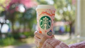 迎接春櫻紛飛的季節，星巴克將外帶杯款換上櫻花紛飛的視覺設計(星巴克 提供)
