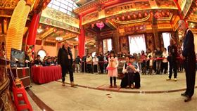 超幸運，6歲女童連擲12聖筊，贏得百萬電動休旅車，雲林縣西螺新天宮(圖／翻攝自西螺新天宮臉書)