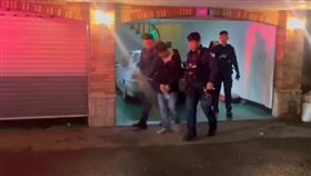 遭警方逮補的蔡男身型秀氣，但矯健的身手仍狠傷劉男。（圖／警方提供）