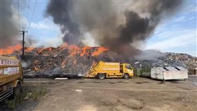 垃圾場燒5天苗市公所告台電求償  法院判賠苗栗市西山垃圾場在民國112年間發生火警悶燒5天，火調鑑定研判台電電桿絕緣礙子劣化，導致電流洩漏產生電弧釀災，市公所據以提告求償，法院判決台電應賠償新台幣60萬餘元、全案可上訴。圖為火警當時畫面。（民眾提供）中央社記者管瑞平傳真  114年2月12日