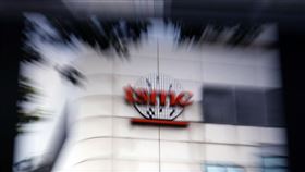 台積電董事會首度移師美國 市場觀望市場正在權衡美國總統川普（Donald Trump）近來採取的關稅行動，台積電董事會也將首度移師美國召開。12日台積電、鴻海、聯發科等權值股熄火，終場台積電下跌10元，以1100元作收。中央社記者郭日曉攝 114年2月12日