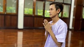 阿翔聽師父念經。（圖／《鬧著玩》提供）