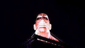 「進擊的巨人」現身台灣燈會桃園市觀旅局12日表示，2025台灣燈會延續過往桃園舉辦動漫主題活動的成功經驗，經長時間授權溝通，與日本超人氣動漫「進擊的巨人」合作打造「超大型巨人」充氣裝置、主題拍照場景等系列內容，歡迎民眾親自走訪燈會，親眼見證巨人聳立的磅礡氣勢。中央社記者吳睿騏桃園攝  114年2月12日