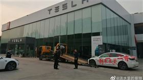 ▲特斯拉突然失靈導致車禍，當事人將事故車噴上紅漆，運至上海車展向特斯拉抗議。（圖／翻攝自受害車主張亞周個人微博帳號@淡水裡的珊瑚）