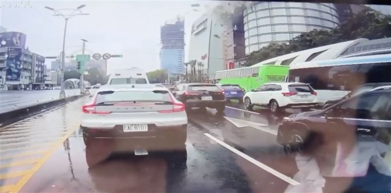 台中新光三越今（13日）發生氣爆。（圖／翻攝自記者爆料網）