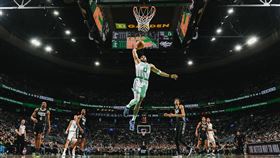 塞爾提克泰坦（Jayson Tatum）、波辛吉斯（Kristaps Porzingis）攜手輾壓馬刺溫班亞馬（Victor Wembanyama）。（圖／翻攝自塞爾提克官方X）