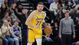 ▲東契奇（Luka Doncic）攻下轉戰湖人新高16分，但球隊中止6連勝。（圖／路透社／達志影像）
