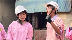 籃籃跟阿翔體驗工人拆房。（圖／民視提供）