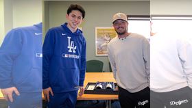 ▲佐佐木朗希贈送清酒禮盒給洛哈斯（Miguel Rojas），感謝他讓出背號。（圖／翻攝自道奇隊X）