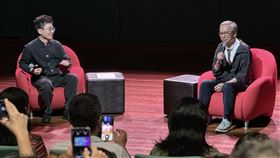 新加坡華藝節講座  吳念真分享經驗導演吳念真（右）12日出席新加坡華藝節系列活動講座，他分享，完成電影、完成作品是自我治療的過程。中央社記者吳昇鴻新加坡攝  114年2月12日