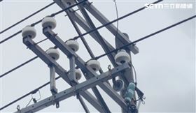 電線桿「礙子」遇雨爆炸　大量火花澆淋路過騎士