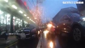 電線桿「礙子」遇雨爆炸　大量火花澆淋路過騎士