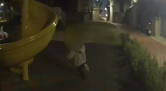 4歲萌娃公園迷路　帶警指路是要玩溜滑梯