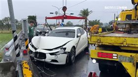 天雨路滑！瑪莎拉蒂自撞　駕駛：維修太貴車報廢