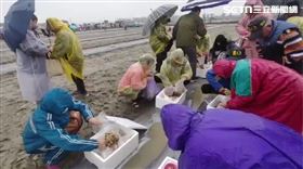 萬人齊聚撐傘吃飯擔　泥地頻滑倒、鞋底脫落