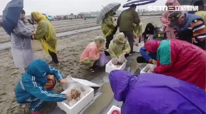 萬人齊聚撐傘吃飯擔　泥地滑倒、鞋底脫落