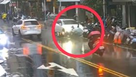 男子開車上路，卻逆向撞飛騎士。（圖／警方提供）