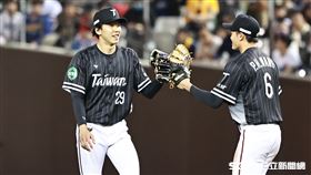 ▲WBC資格賽熱身賽，台灣隊第5任投手徐翔聖和王博玄擊掌。（圖／記者劉彥池攝影）