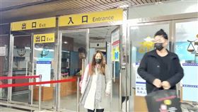 ▲陳怡君100萬辦保後，相當低調離開士林地院。（圖／翻攝畫面）