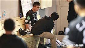 ▲WBC資格賽熱身賽，台灣隊外野手陳文杰遭到觸身球保送後退場。（圖／記者劉彥池攝影）