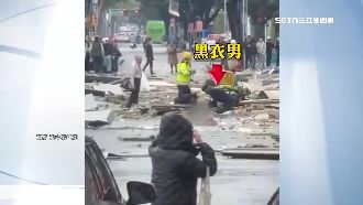 獨／跪地CPR男身分曝　醫護人員跳下去救
