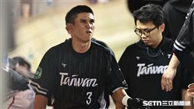 ▲WBC資格賽熱身賽，台灣隊外野手陳文杰遭到觸身球保送後退場。（圖／記者劉彥池攝影）