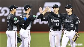 ▲WBC資格賽熱身賽，台灣隊7：3擊敗樂天巨人，球員賽後擊掌慶祝勝利。（圖／記者劉彥池攝影）