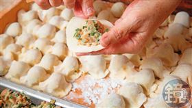 ▲王家水餃館只賣韭菜豬肉口味一種水餃，朱筱勤堅持採用溫體豬和綠頭韭菜。（10元／1顆）