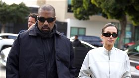 改名為「Ye」的肯伊威斯特（左）與比安卡森索里（右）難得也有穿得人模人樣的平凡時刻。（東方IC）