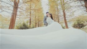 黃安若身穿一襲高級訂製花園系列金屬粉紅晚禮服，與張睿家訴說彼此相識相戀愛情的故事。（圖／LinLi Boutique提供）