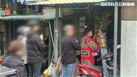 張婦家屬一行人由法師帶領回到凶宅招魂。（圖／翻攝畫面）