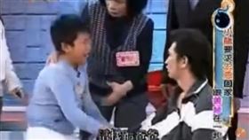 小龍下跪求父親回歸家庭。（翻攝Youtube）