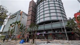 新光三越台中中港店氣爆  警方到場勘查新光三越台中中港店13日發生氣爆，造成人員受傷，消防局獲報立即派人車到場救援，警方也到場進行勘查，釐清意外發生原因。中央社記者蘇木春攝  114年2月13日