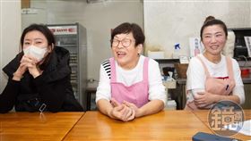 東湖王家水餃館創立超過36年，老闆娘朱筱勤（中）已將老店交棒給大女兒王允岑（右）。二女兒王姈芸（左）也開了二代店「餃子樂」。（圖／鏡週刊提供）